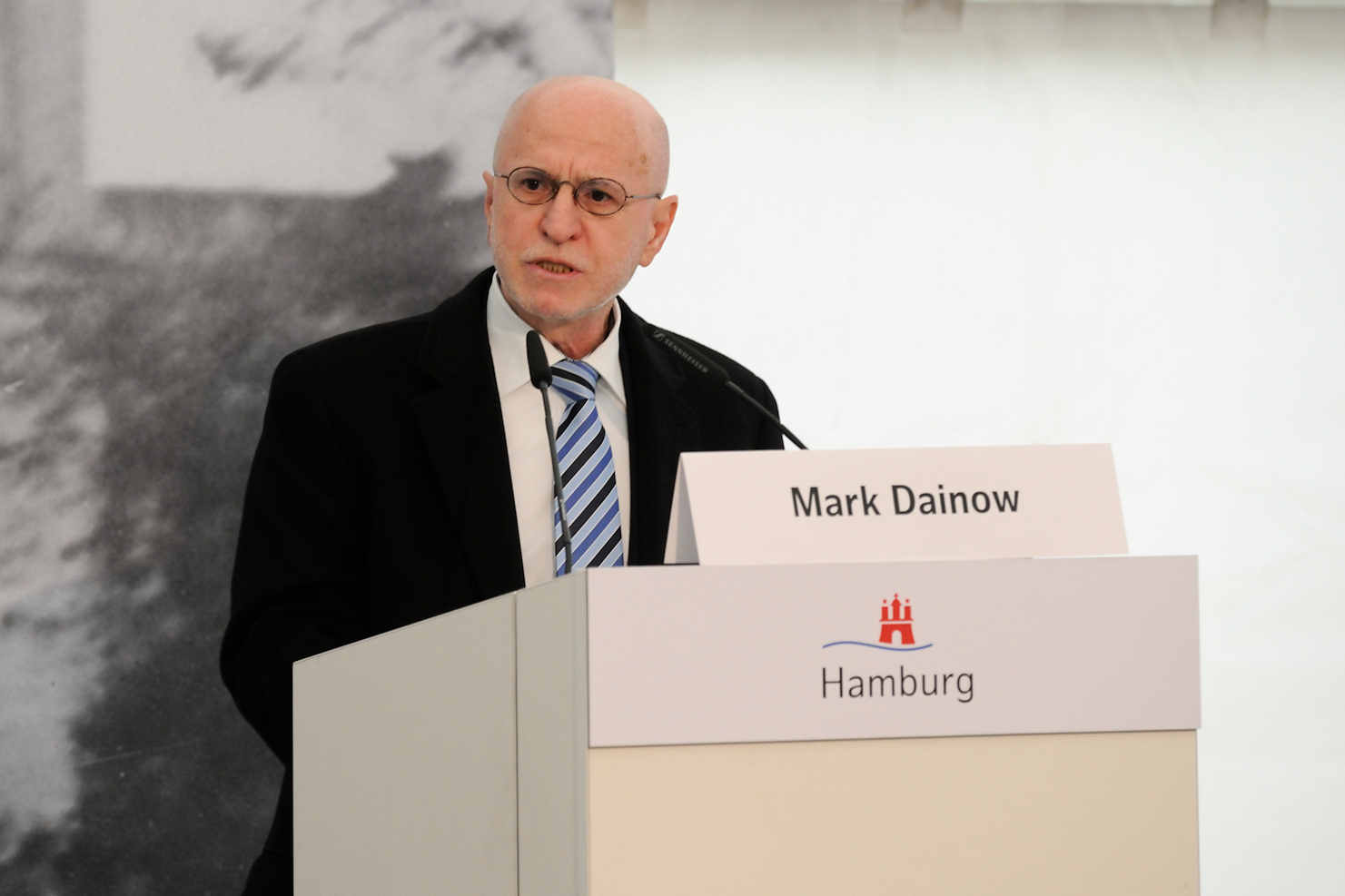 0185 Rede von Mark Dainow, Vizepräsident des Zentralrats der Juden in Deutschland | Lohseplatz - Lohsepark, Gedenkstätte Hamburger Hafencity.